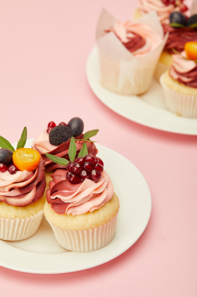 due piatti con torte dolci sulla superficie rosa
 - Foto, immagini