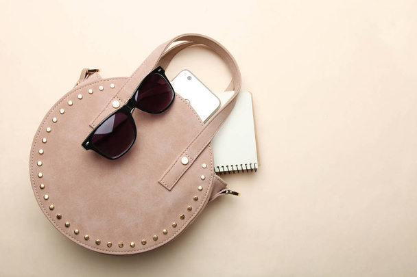Modische runde Handtasche, Smartphone und Sonnenbrille - Foto, Bild
