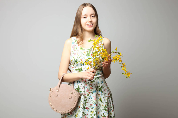 девушка в модном платье с круглой сумочкой
 - Фото, изображение