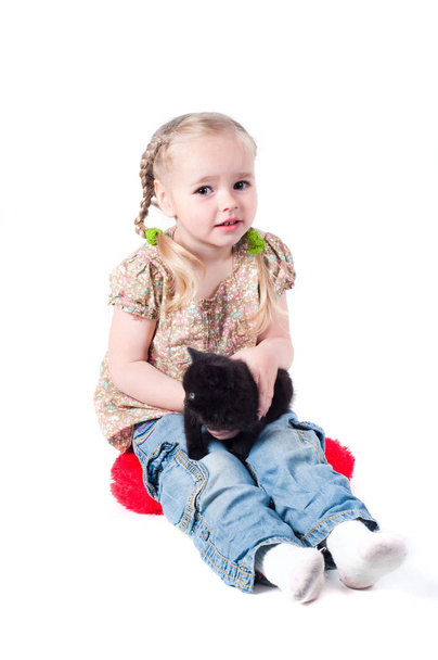 Shot of little girl playing with kitten - Zdjęcie, obraz
