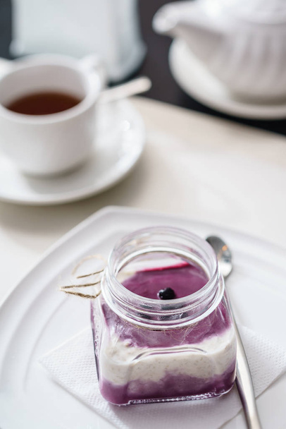 berry dessert in jar - Fotoğraf, Görsel