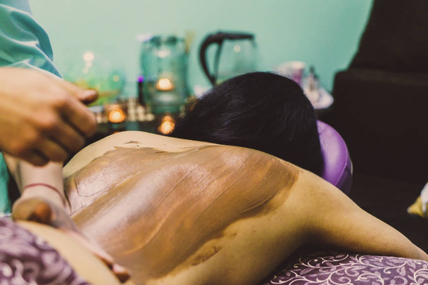 Schokoladenmassage im Wellness-Salon - Foto, Bild
