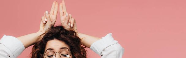 panoramic shot of woman in glasses with closed eyes gesturing isolated on pink - Foto, immagini