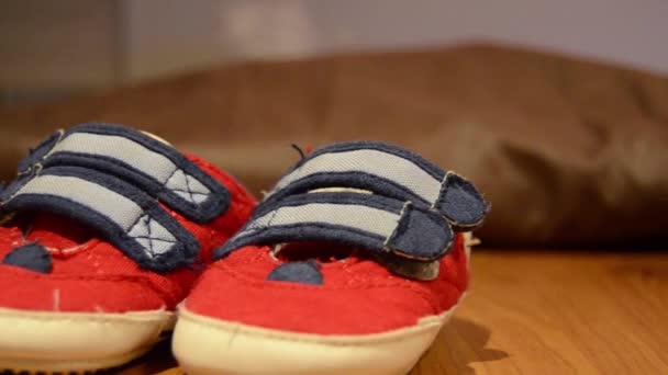 Plan de suivi des chaussures de bébé sur la table
 - Séquence, vidéo