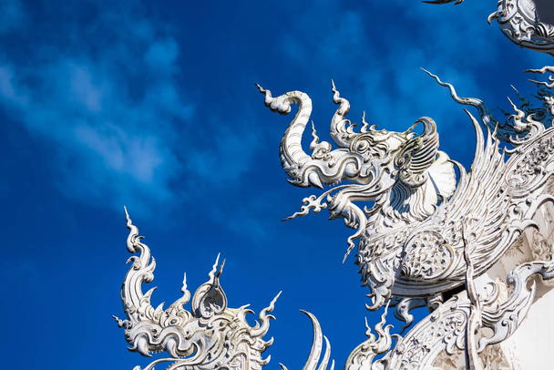 Dekoracja na szczycie dachu w Wat Rong Khun Prowincja Chiang Rai T - Zdjęcie, obraz
