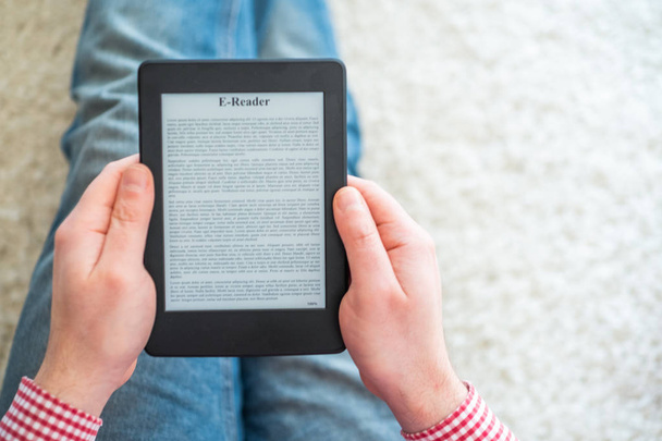 Czytanie powieści na eBook Reader w domu - Zdjęcie, obraz