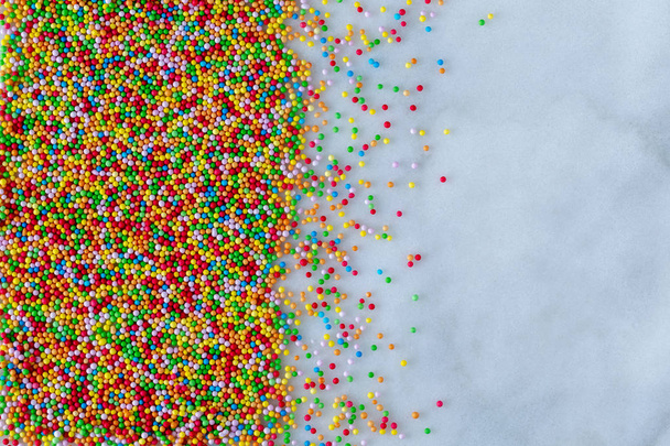 Hagelslag, honderden en duizenden op een marmeren basis - Foto, afbeelding