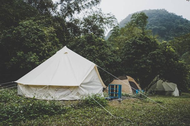tendas de sino de lona ao ar livre na floresta. Glamping na floresta. Acampamento turístico com muitas tendas na floresta
. - Foto, Imagem