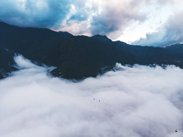 ケーブルカー サパ、ベトナムのファンシーパン山山で山の風景観 - 写真・画像