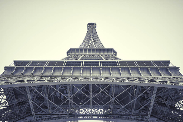 Vue sur la tour Eiffel par temps clair et bleu. vue de dessous la tour. noir et blanc
. - Photo, image