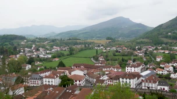 Landschaft von pays basque, saint jean pied de port im Süden Frankreichs - Filmmaterial, Video