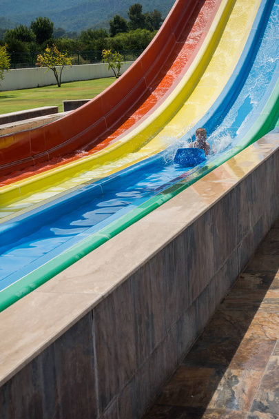 Çocuk bir slayt su park gezintisi - Fotoğraf, Görsel