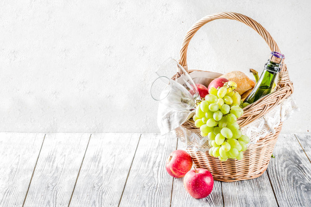 кошик для пікніка з фруктовим хлібом та вином
 - Фото, зображення