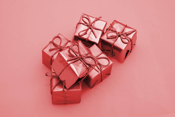 赤い色の箱入りの正方形のプレゼントは弓で固定 - 写真・画像