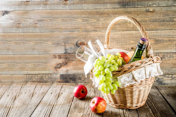 Cesta de piquenique com pão de frutas e vinho
 - Foto, Imagem