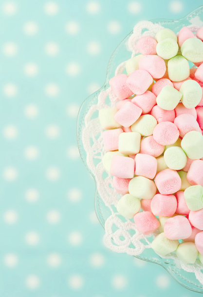 roze marshmallows op blauwe achtergrond - Foto, afbeelding