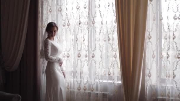 Элегантная невеста идет через комнату в день своей свадьбы, она ждет жениха
 - Кадры, видео