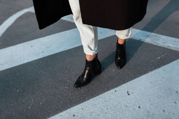 Κοντινό-up των γυναικείων ποδιών σε vintage τζιν σε δερμάτινα κομψά τακούνια παπούτσια με μυτερή μύτη. Μια κομψή γυναίκα περπατάει στο δρόμο. Λεπτομέρειες για γυναικεία ρούχα. Ντεμοντέ. - Φωτογραφία, εικόνα