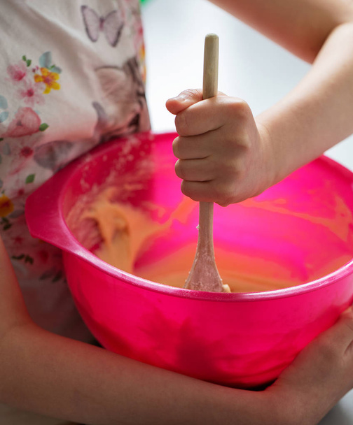 Смешивание чаши ребенка с ложкой торт
  - Фото, изображение