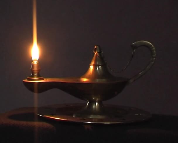 Vieille lampe magique antique brûlant
 - Séquence, vidéo