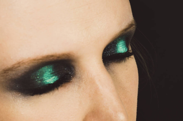 Maquiagem de olhos com sombras verdes
 - Foto, Imagem