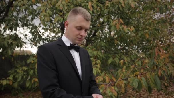 Junger Mann im Anzug steht draußen - Filmmaterial, Video