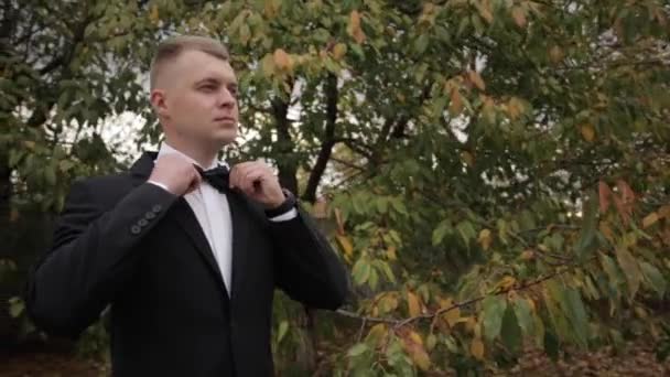 Junger Mann im Anzug steht draußen - Filmmaterial, Video