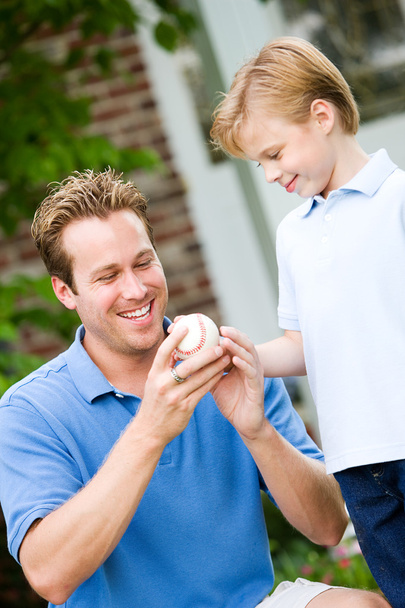 Summer: Dad Teaches Boy About Pitching - Foto, Imagen