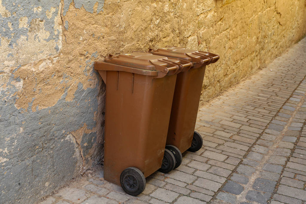 Hnědé popelnice před zdí - Fotografie, Obrázek
