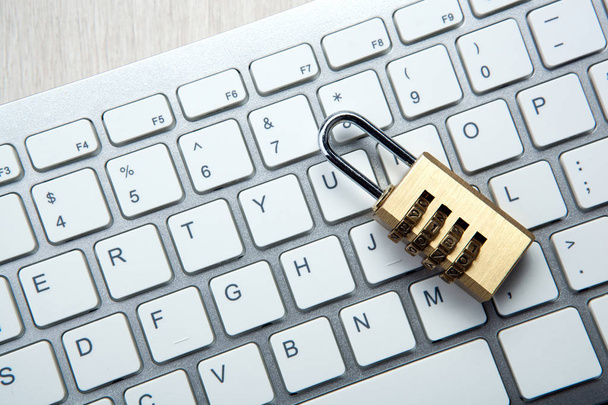 cadenas sur un clavier d'ordinateur concept de sécurité Internet
 - Photo, image