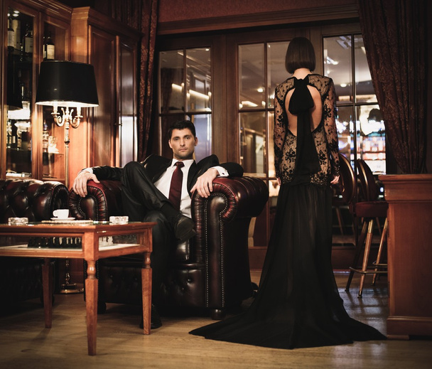 Elegantes Paar im formellen Kleid im Luxuskabinett - Foto, Bild