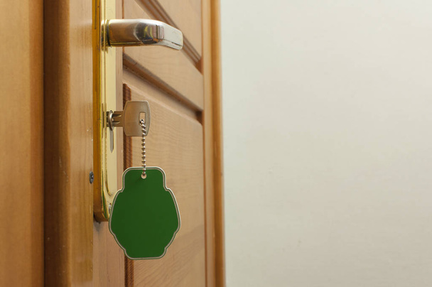 Una llave en una cerradura con icono de la casa en ella  - Foto, imagen
