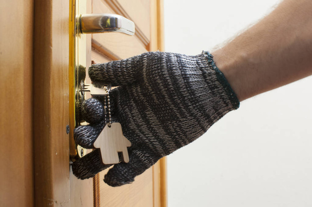Schlüssel in der Hand beim Bau von Handschuhen  - Foto, Bild
