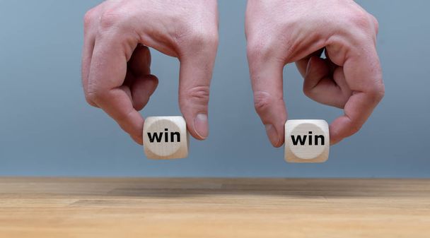 Szimbólum a Win Win-szituációban. A kezek két kockával rendelkeznek  - Fotó, kép