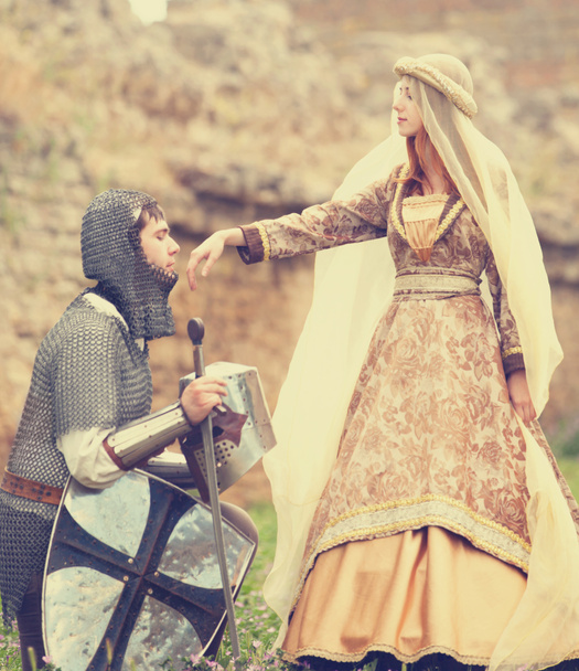 Caballero y dama medieval al aire libre
 - Foto, imagen