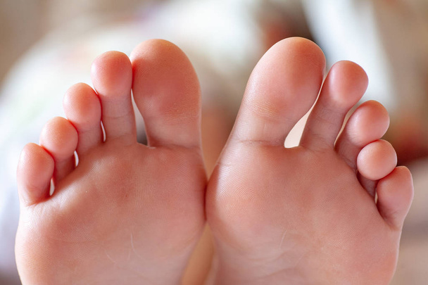 Dedos de los hombres, uñas de los pies saludables
 - Foto, imagen