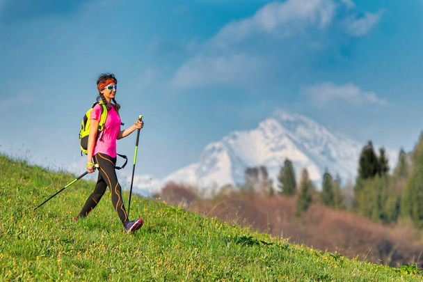 Jeune femme revenant d'une randonnée nordique dans le mou
 - Photo, image