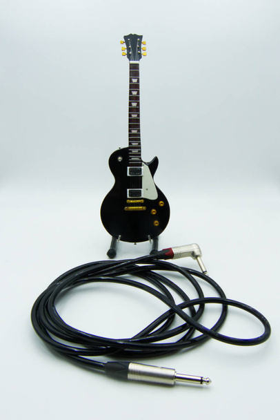 Beállítása gitár kábel, króm gitár Jack, fekete kábel  - Fotó, kép