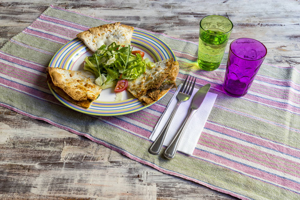 野菜、サワークリーム、サルサソースのケサディア料理 - 写真・画像