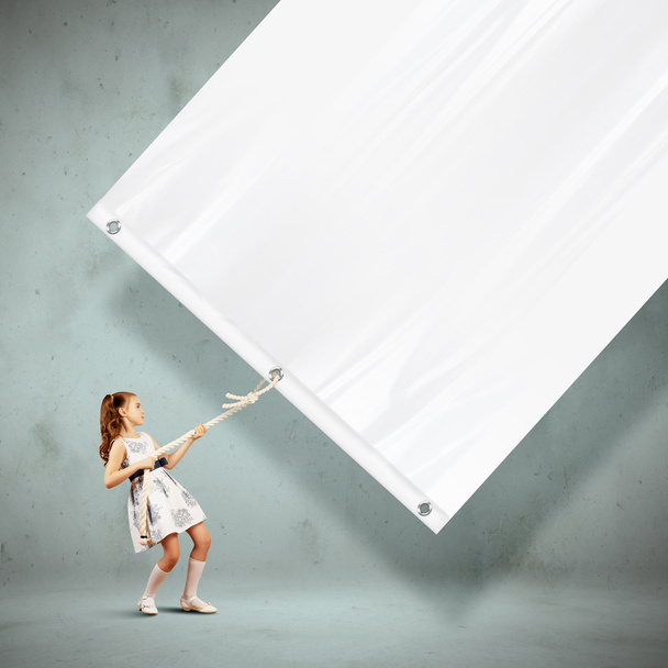 Little girl pulling banner - Фото, изображение