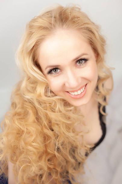 Portrait of a blonde on a light background. - Foto, afbeelding