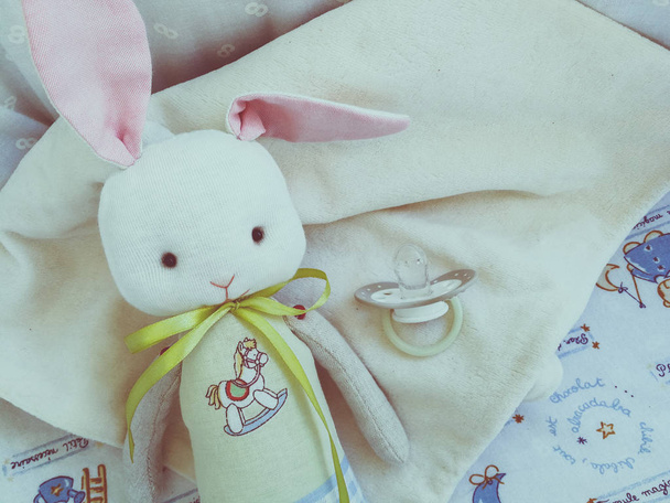 speelgoed bunny in een wandelwagen - Foto, afbeelding