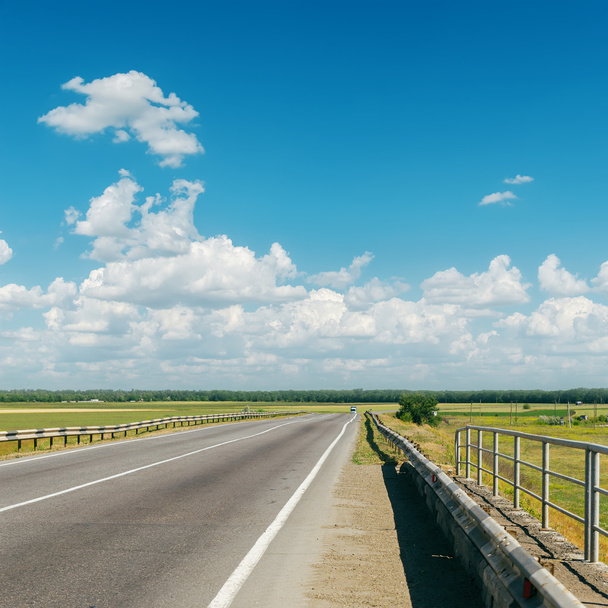 route asphaltée à horizon nuageux - Photo, image