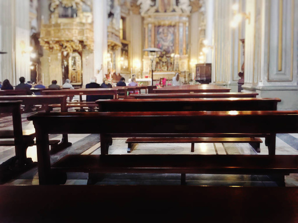 bancos de madeira para se sentar dentro de uma igreja católica barroca durante a liturgia. Conceito de fé e religiosidade. Arquitetura barroca
. - Foto, Imagem