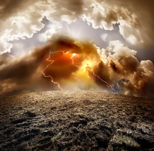 Молния над полем
 - Фото, изображение