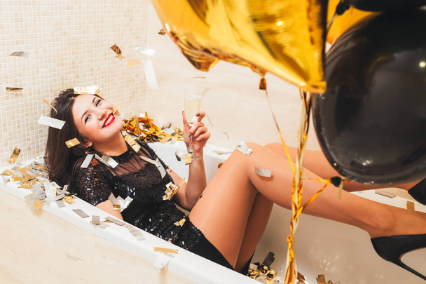 birthday party posh brunette girl bathtub balloons - Foto, Bild