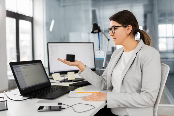 businesswoman using smart speaker at office - Φωτογραφία, εικόνα
