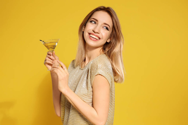 Beautiful young woman with glass of martini cocktail on color background - Fotografie, Obrázek