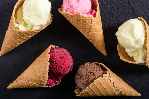 Conos de gofre de helado
  - Foto, Imagen