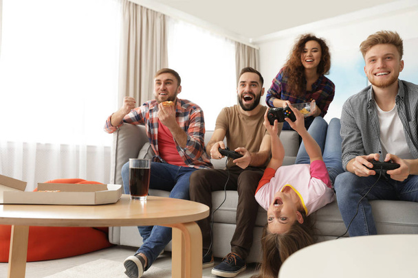 Amigos emocionales jugando videojuegos en casa
 - Foto, Imagen